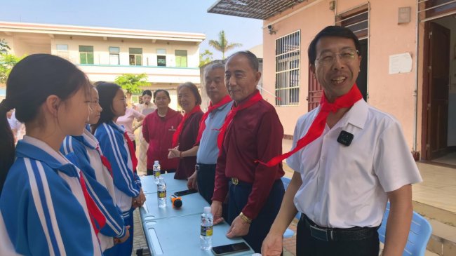 澄迈候鸟人才卞家森老师爱心赠书暨公益爱心课外辅导员