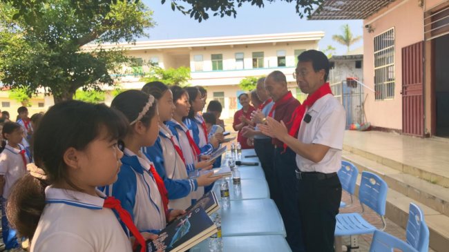 澄迈候鸟人才卞家森老师爱心赠书暨公益爱心课外辅导员