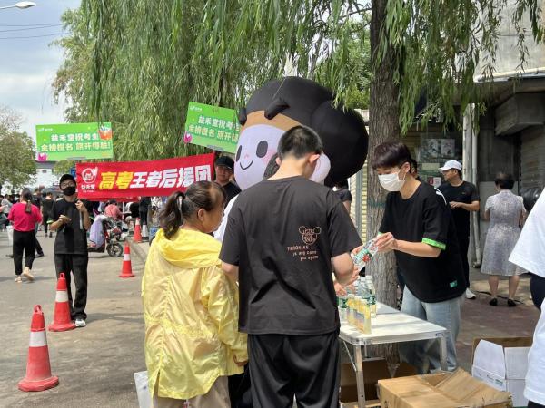 益禾堂高考后援站送清凉,伴考生共赴金榜之约 益禾堂高考后援站送清凉,伴考生共赴金榜之约