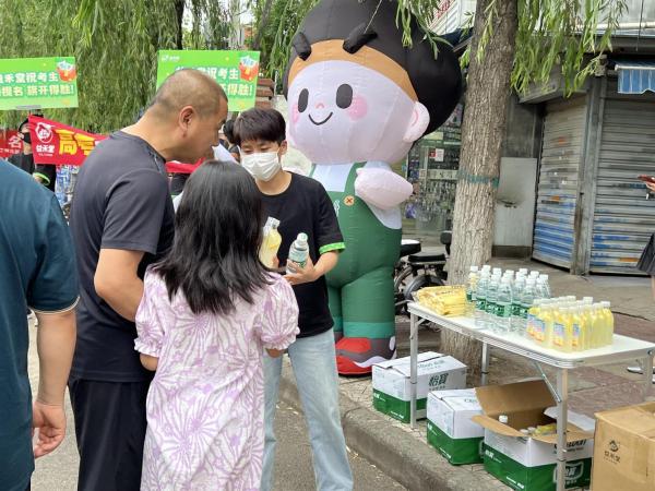 益禾堂高考后援站送清凉,伴考生共赴金榜之约 益禾堂高考后援站送清凉,伴考生共赴金榜之约