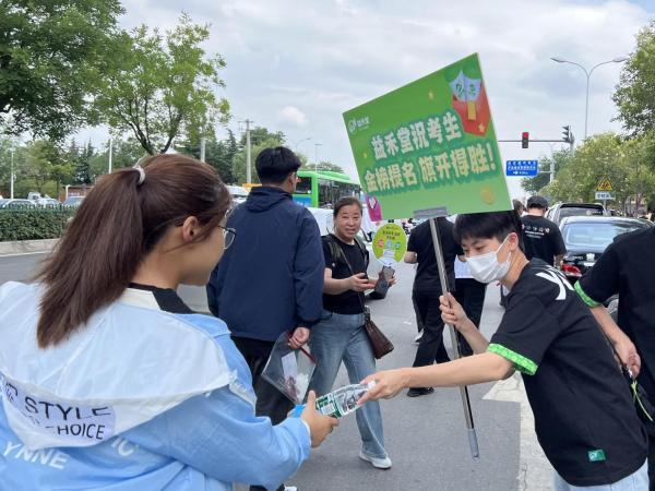 益禾堂高考后援站送清凉,伴考生共赴金榜之约 益禾堂高考后援站送清凉,伴考生共赴金榜之约
