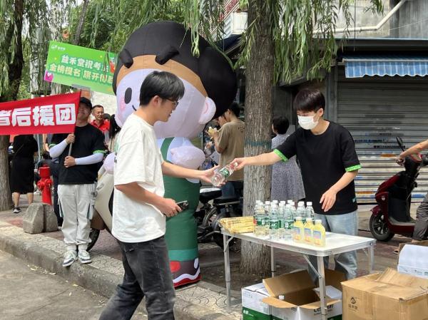 益禾堂高考后援站送清凉,伴考生共赴金榜之约 益禾堂高考后援站送清凉,伴考生共赴金榜之约